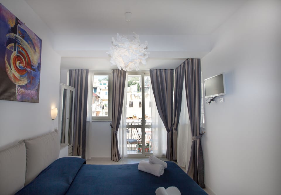 Executive Room | Minibar, in-room safe, desk, laptop workspace