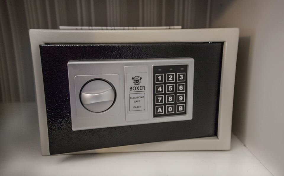 Basic Room | Minibar, in-room safe, desk, laptop workspace