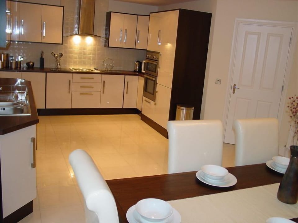Deluxe House | Private kitchen | Fridge, microwave, oven, stovetop