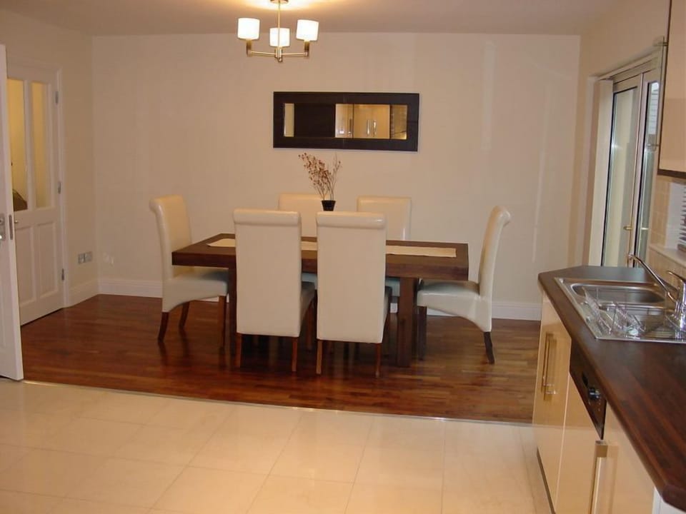 Deluxe House | Private kitchen | Fridge, microwave, oven, stovetop