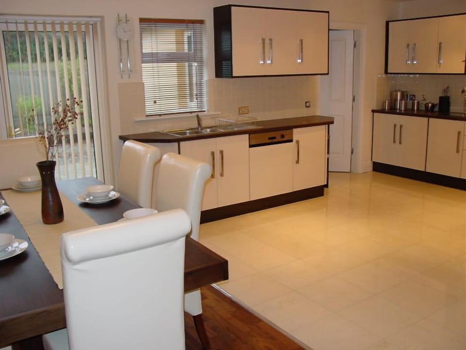 Deluxe House | Private kitchen | Fridge, microwave, oven, stovetop
