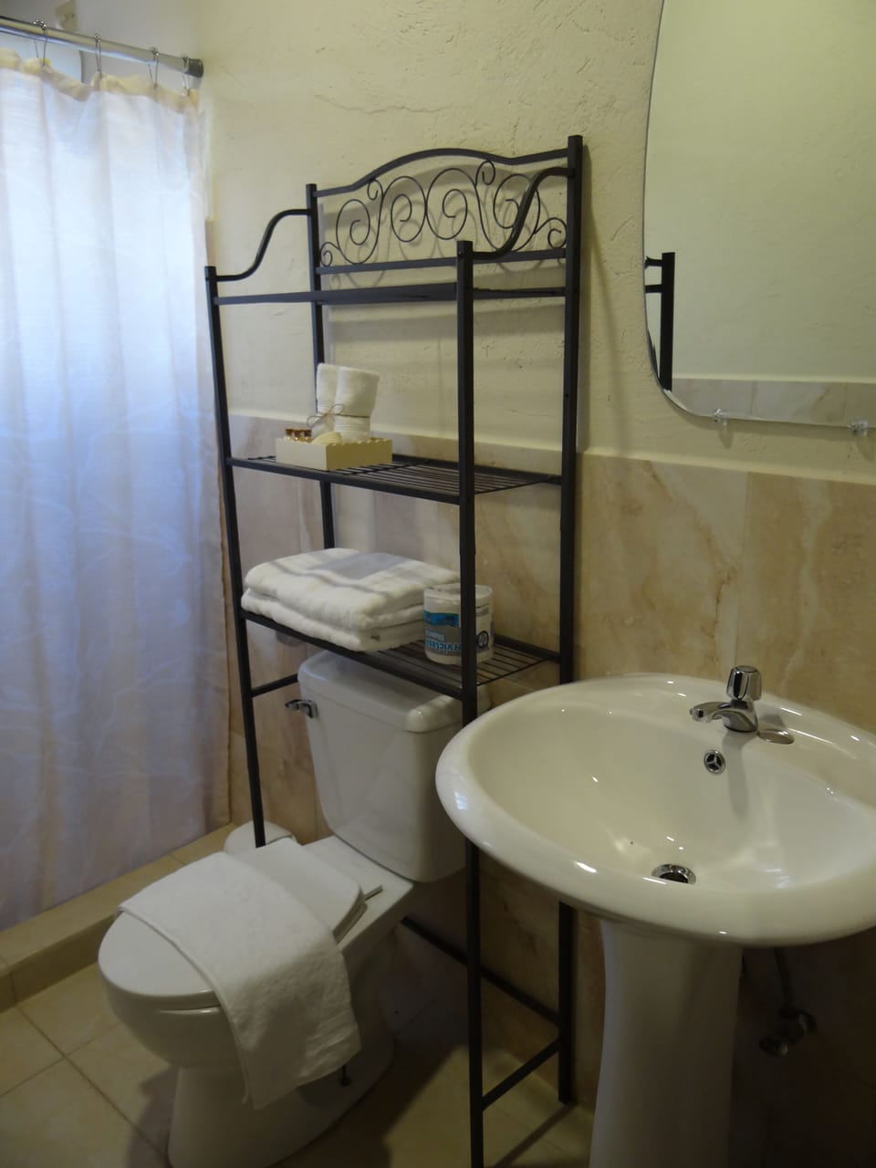 Shower, rainfall showerhead, free toiletries, towels