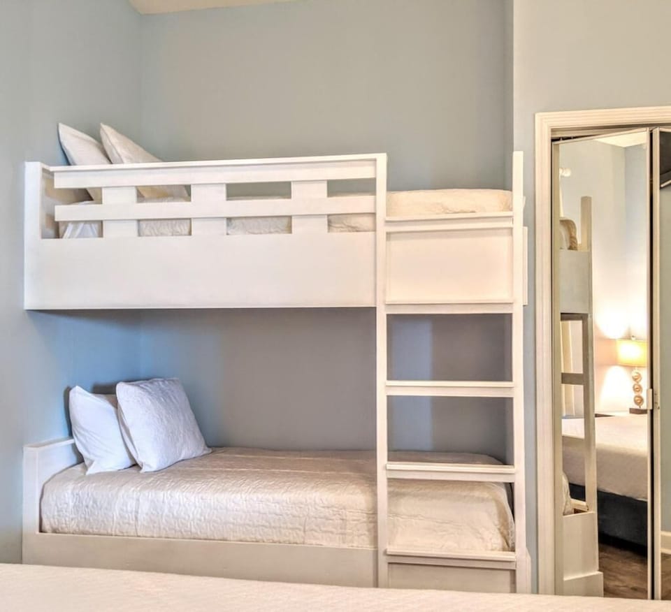King Bedroom – With built-in twin-over-twin bunks (sleeps 4)