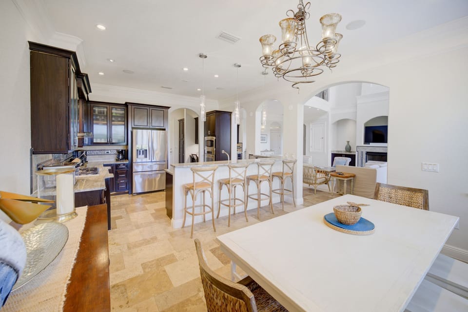 1st Floor -   🍽️ Gourmet kitchen and formal dining area