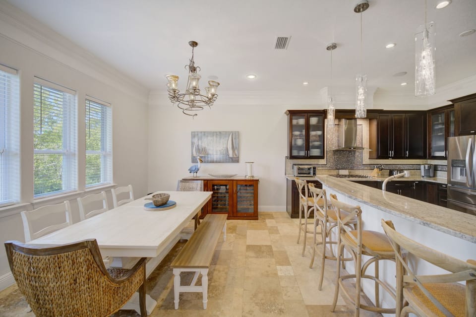 1st Floor -  🍽️ Gourmet kitchen and formal dining area