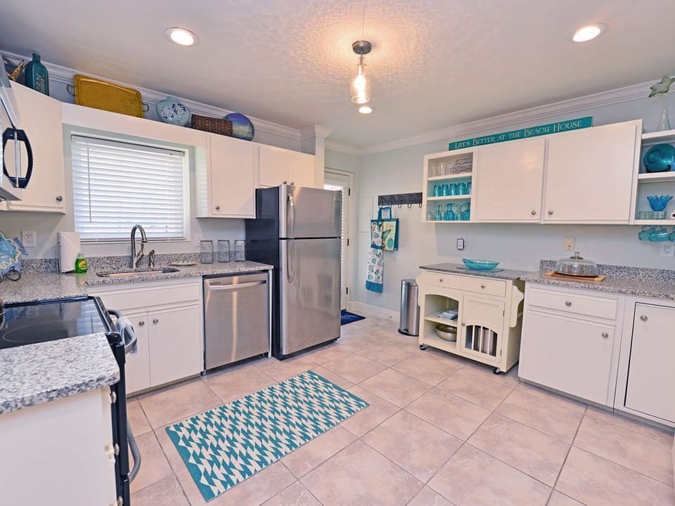 Great kitchen with expanded surface thanks to the movable island bar