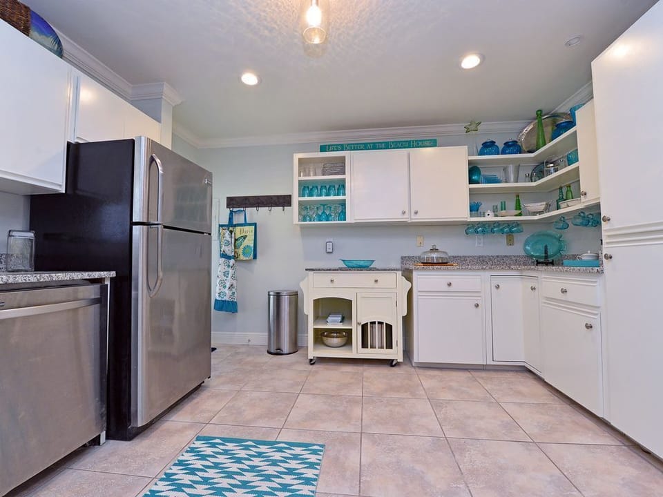 Great kitchen with expanded surface thanks to the movable island bar