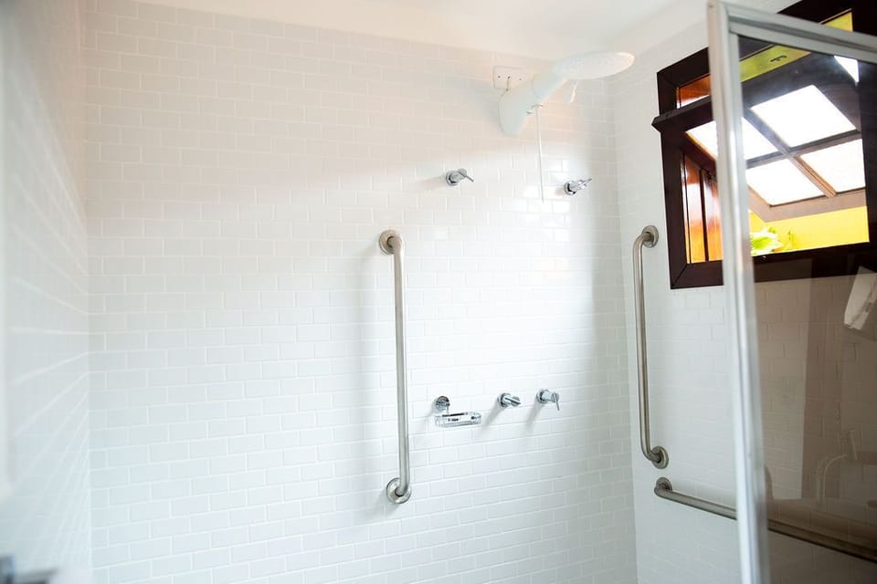 Standard Double Room, 1 Double Bed, Accessible | Bathroom | Shower, towels
