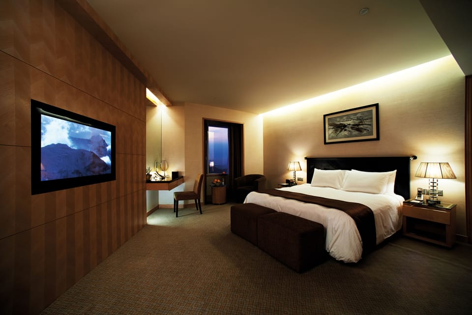 Grand Premier | Minibar, in-room safe, desk, laptop workspace