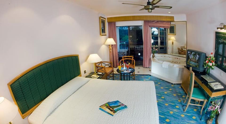 Minibar, in-room safe, desk, iron/ironing board