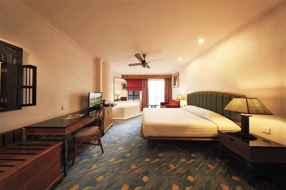 Minibar, in-room safe, desk, iron/ironing board