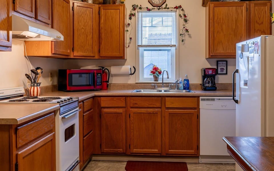 Modern appliances make preparing and cleaning up meals a pleasure