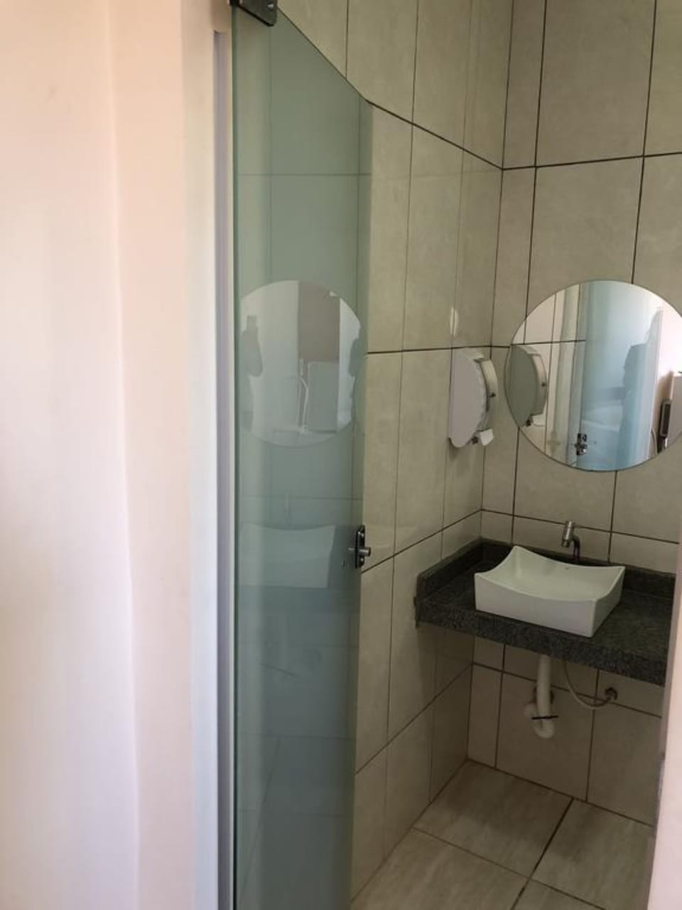 Double or Twin Room (Ar Condicionado) | Bathroom | Shower, towels, soap, toilet paper