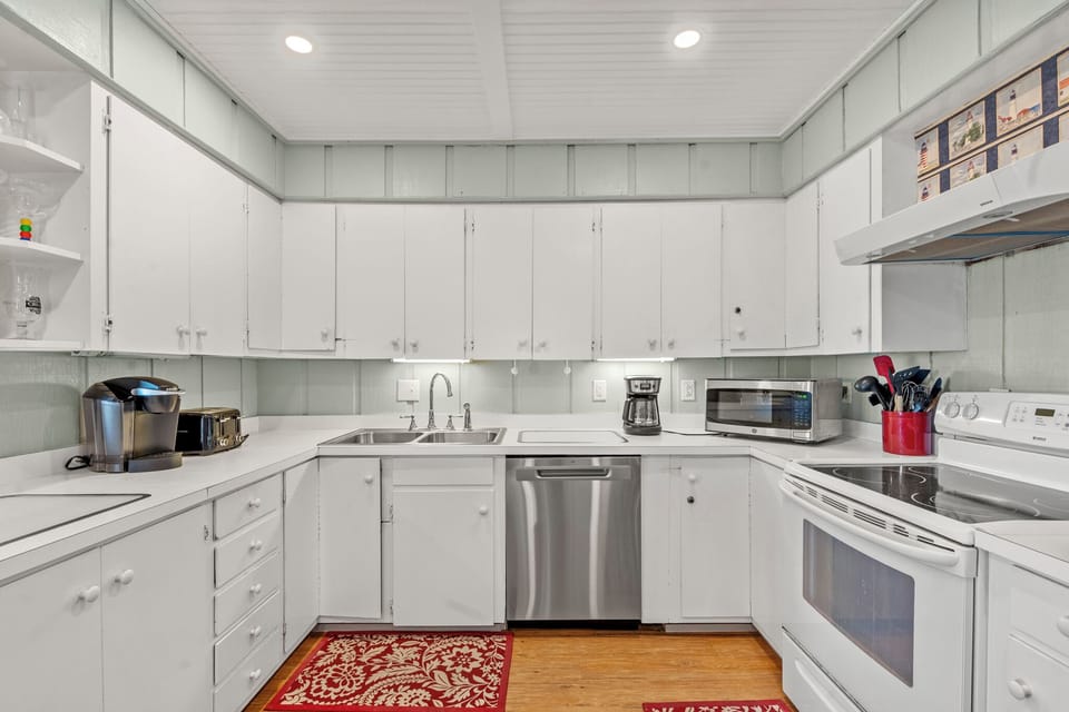 KDS0619: Home Away l Mid Level Kitchen