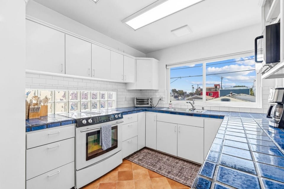 Whip up delicious coastal meals in this bright, fully equipped kitchen with skylights, ample counter space, and all your cooking essentials. 🍳☕