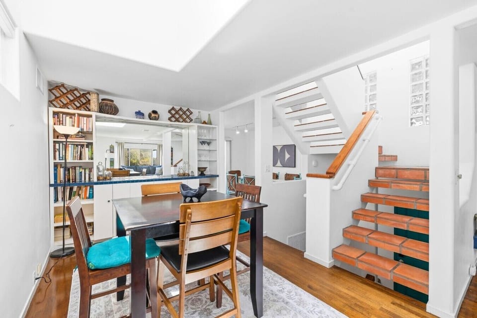 Gather together for meals or board games in this bright, open-concept dining area that seamlessly connects to the kitchen and living room. 🥗🍷