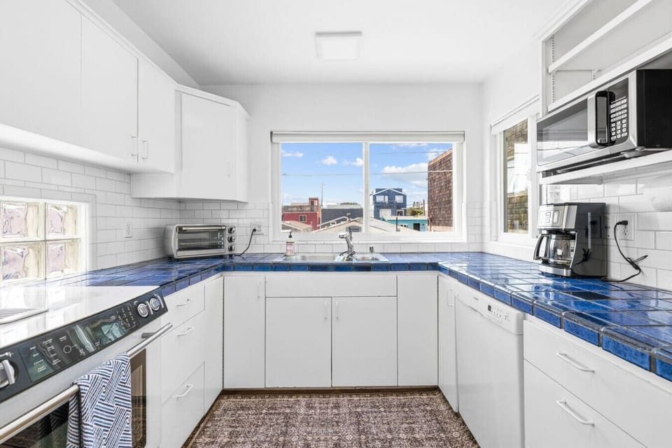 Bright 2nd-floor kitchen fully stocked for all your cooking needs ☕🍳