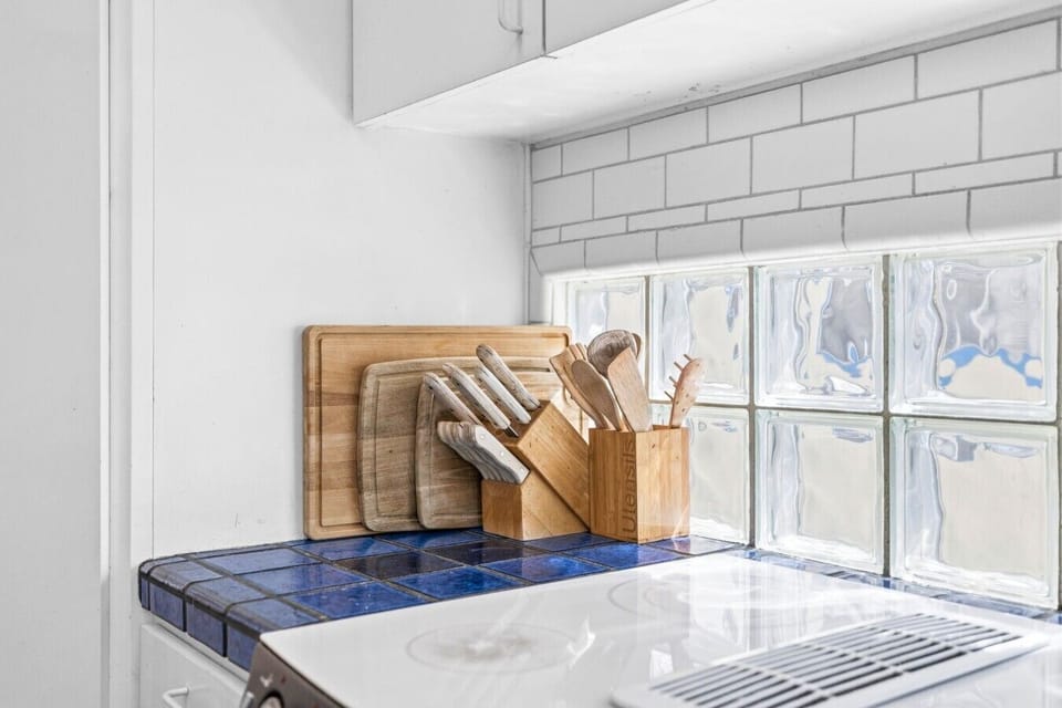 Whip up delicious coastal meals in this bright, fully equipped kitchen with skylights, ample counter space, and all your cooking essentials. 🍳☕