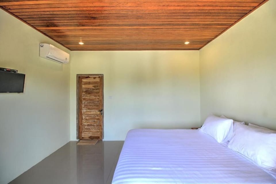 Deluxe Double Room, Sea View | Desk, laptop workspace, soundproofing, free WiFi