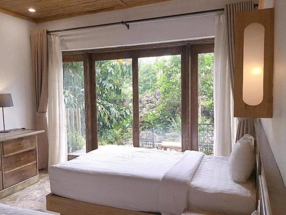 Deluxe Double Room Single Use | Minibar, desk, laptop workspace, blackout drapes