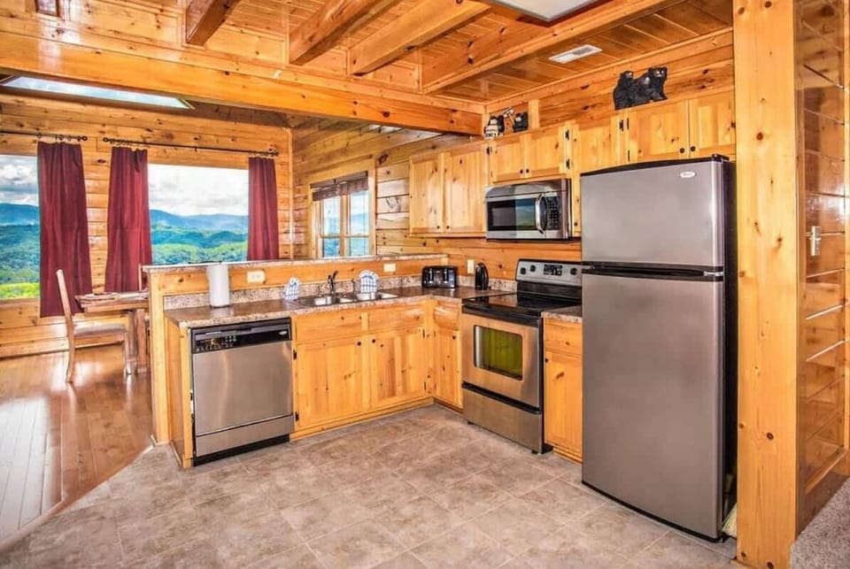 Well-equipped kitchen with everything you need to cook those meals in.