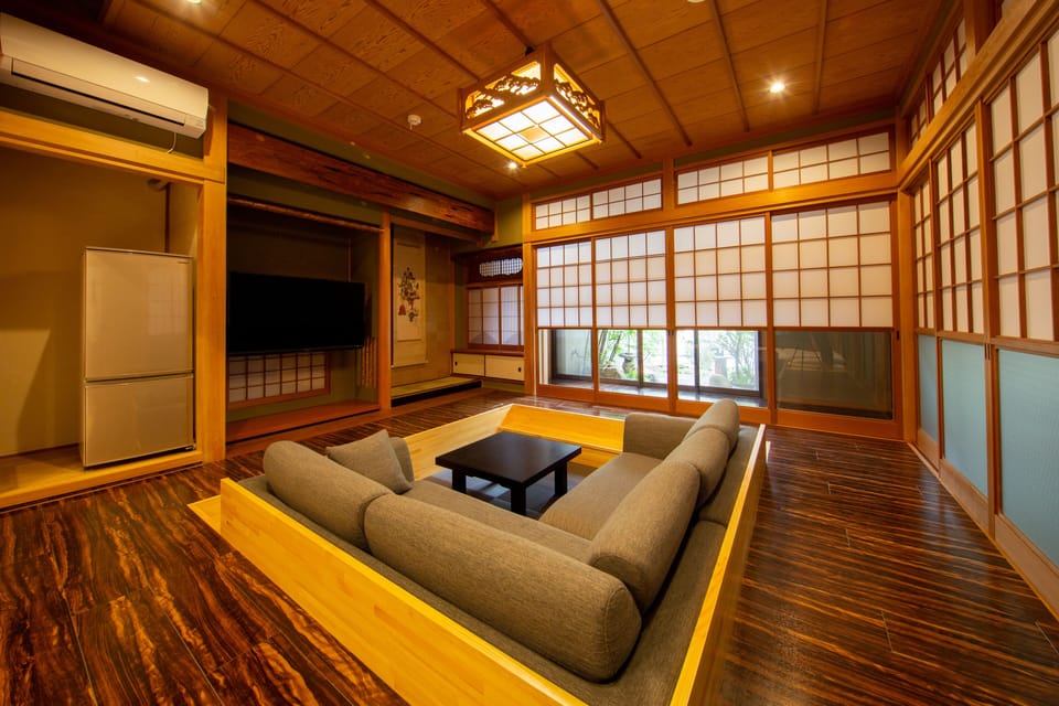 Private Vacation Home | Living room | Flat-screen TV
