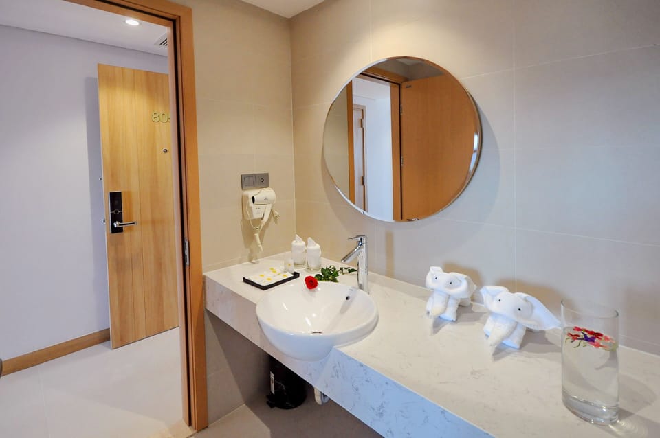 Senior Twin Room, Sea View | Bathroom | Shower, free toiletries, hair dryer, bathrobes