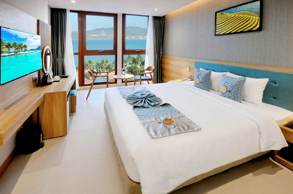 Premier Double Room | Minibar, in-room safe, desk, blackout drapes