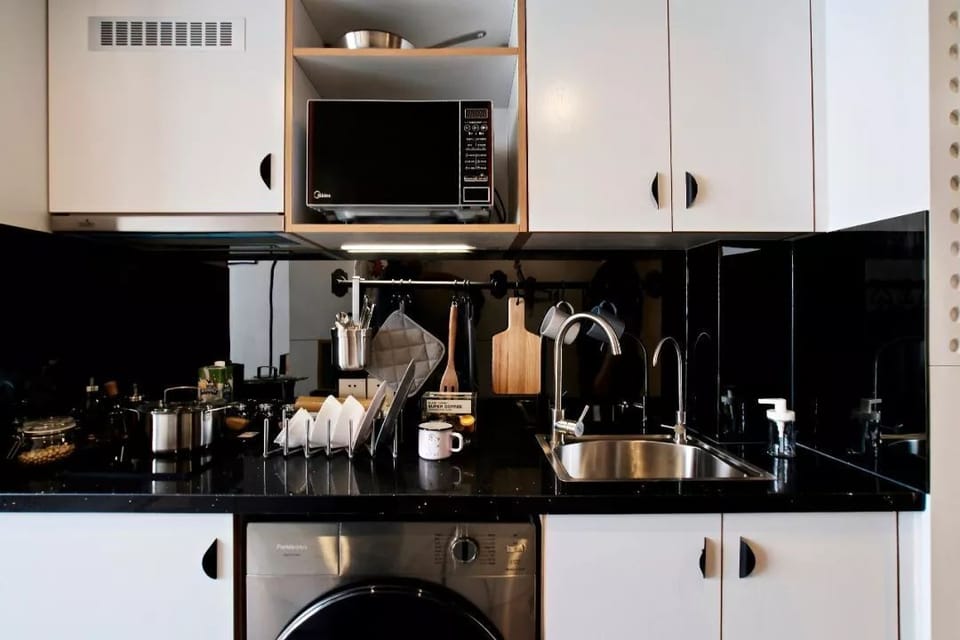 Family Suite | Private kitchen | Mini-fridge, microwave, dining table