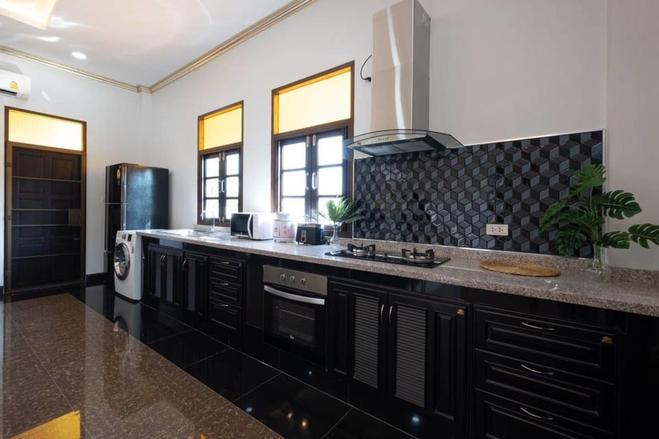 Full-size fridge, microwave, oven, stovetop
