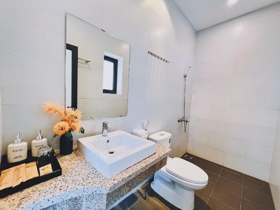 Shower, rainfall showerhead, free toiletries, hair dryer