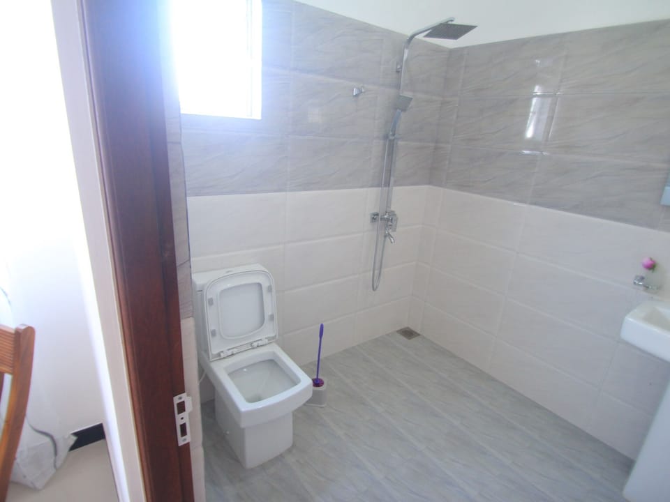 Rainfall showerhead, free toiletries, bathrobes, towels