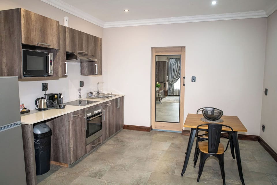 King Room - Disability Access | Private kitchenette | Mini-fridge, shared microwave, electric kettle