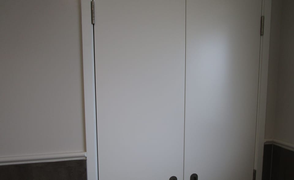 What's hiding behind the double cupboard in the bathroom??