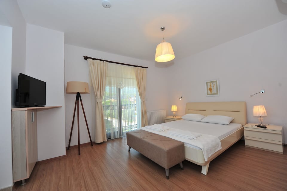 Exclusive Suite, Pool View | Premium bedding, in-room safe, individually decorated