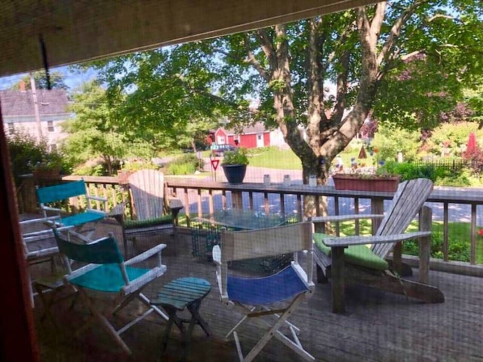Spacious Deck for Gatherings