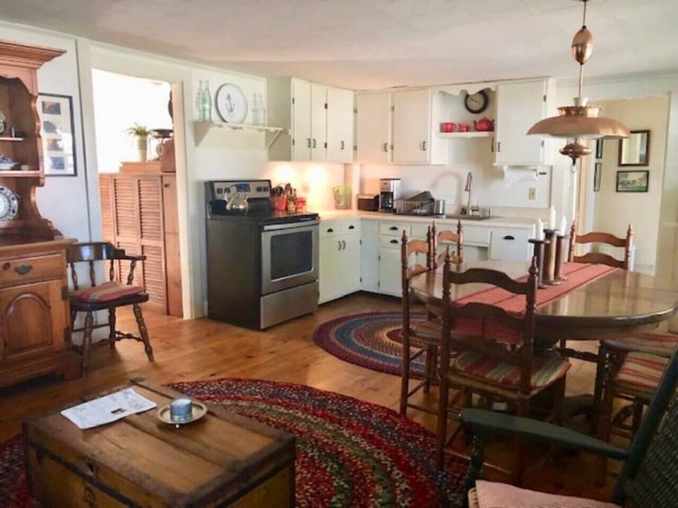 Kitchen & Dining Area