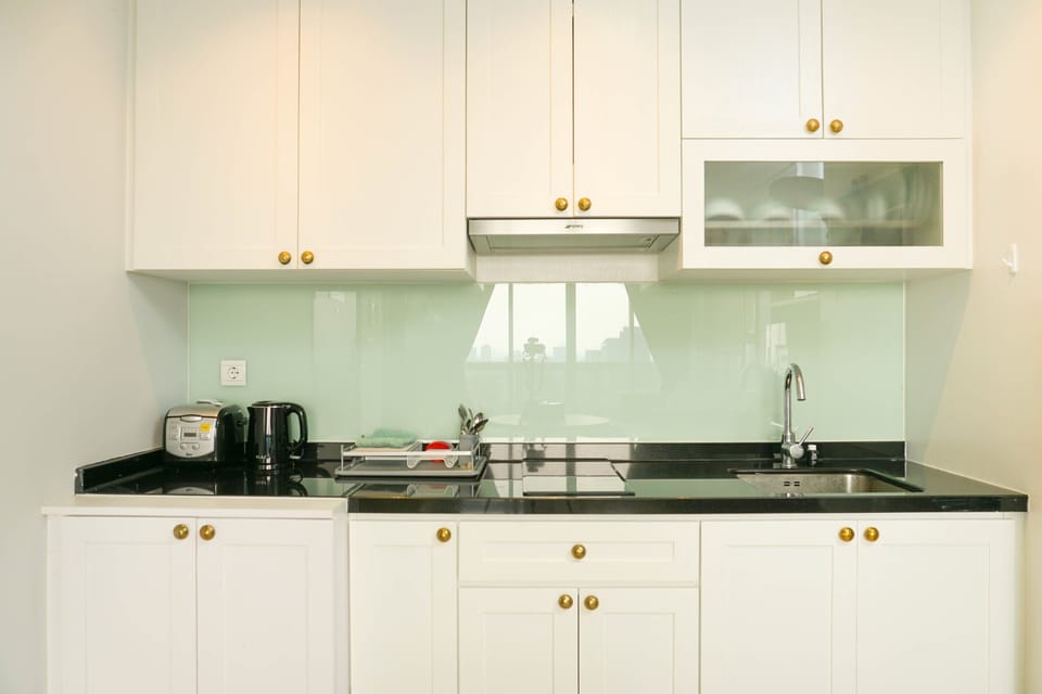 Room | Private kitchenette | Fridge, stovetop, cookware/dishes/utensils