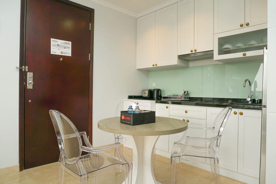 Room | Private kitchen | Fridge, stovetop, cookware/dishes/utensils