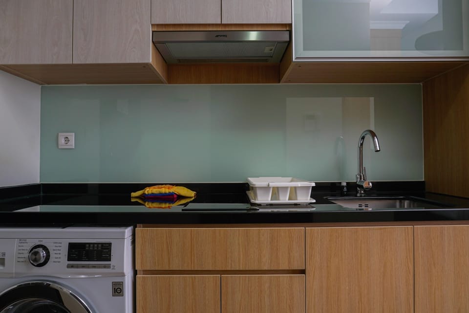 Room | Private kitchenette | Fridge, stovetop, cookware/dishes/utensils
