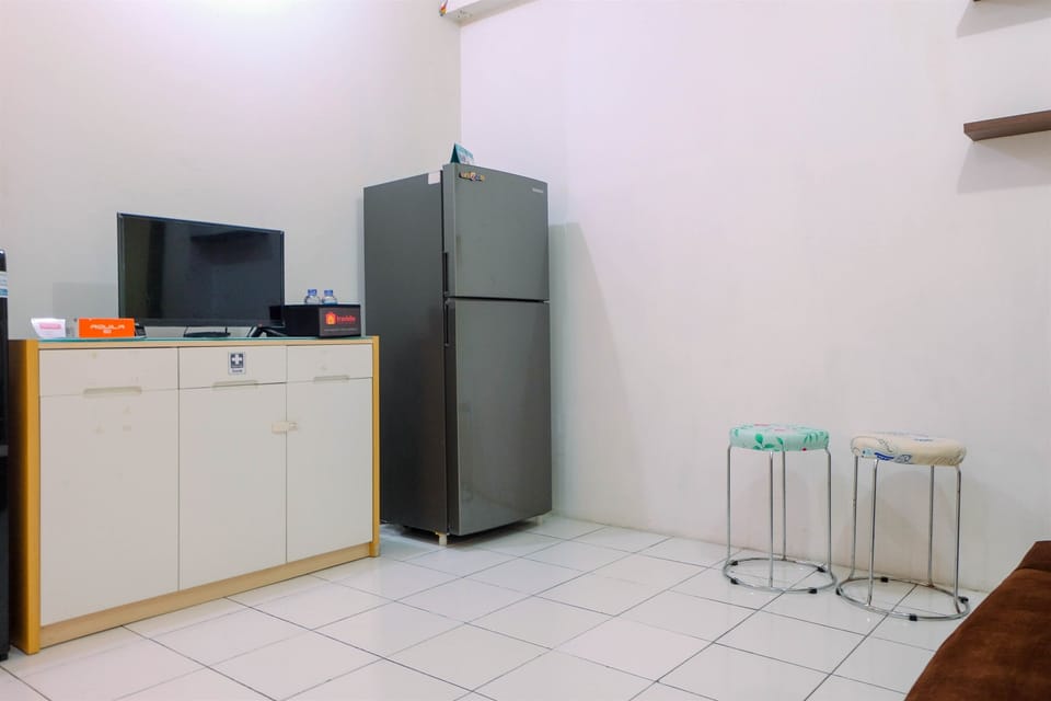 Room | Private kitchenette | Fridge, stovetop, cookware/dishes/utensils