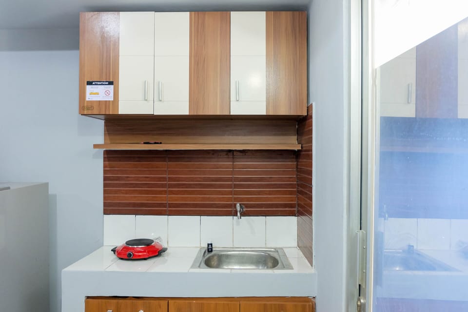 Room | Private kitchenette | Fridge, stovetop, cookware/dishes/utensils