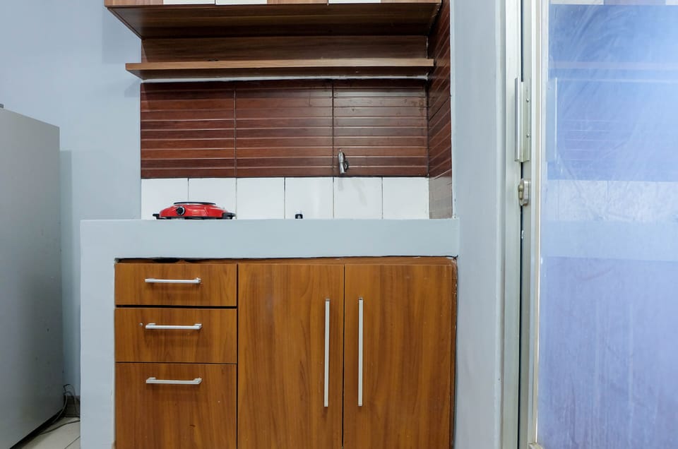 Room | Private kitchen | Fridge, stovetop, cookware/dishes/utensils