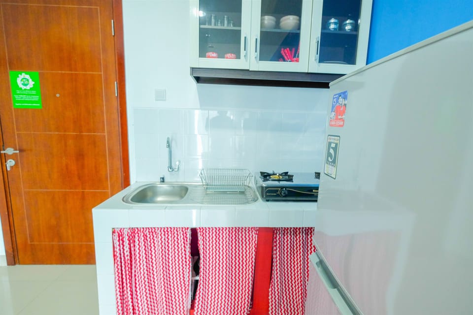 Room | Private kitchenette | Fridge, stovetop, cookware/dishes/utensils