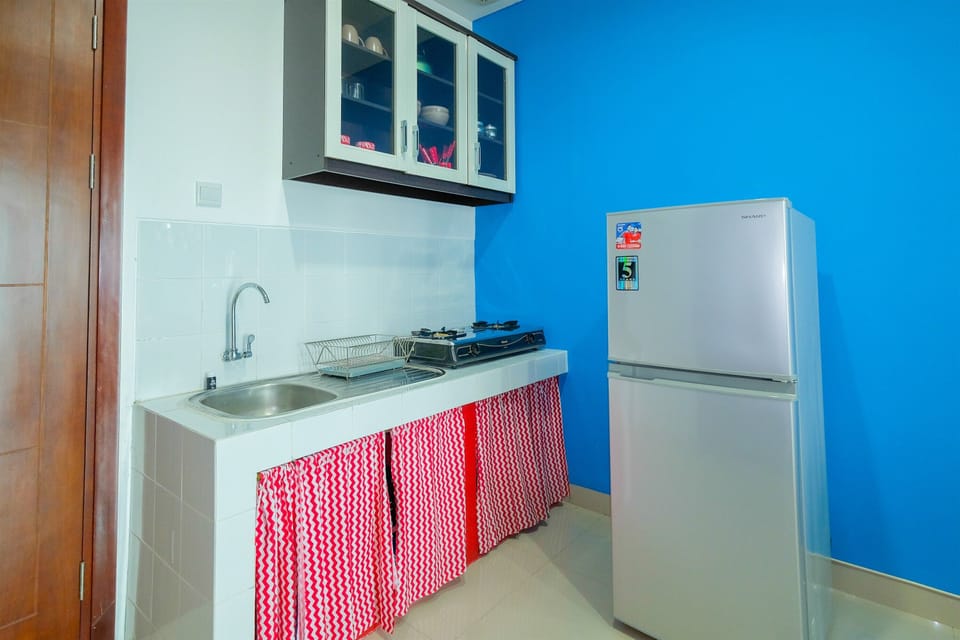 Room | Private kitchenette | Fridge, stovetop, cookware/dishes/utensils