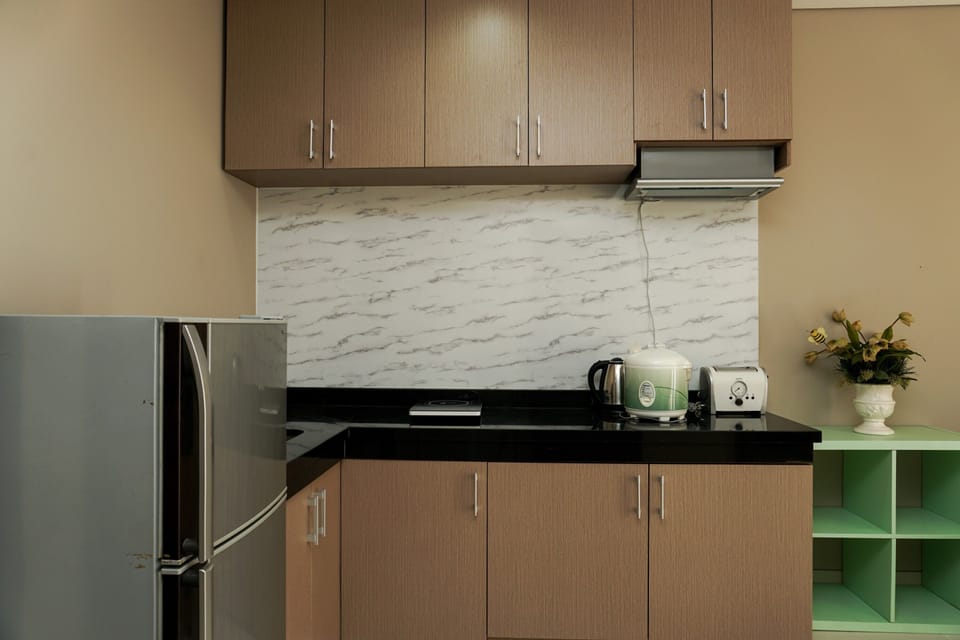 Room | Private kitchenette | Fridge, stovetop, cookware/dishes/utensils