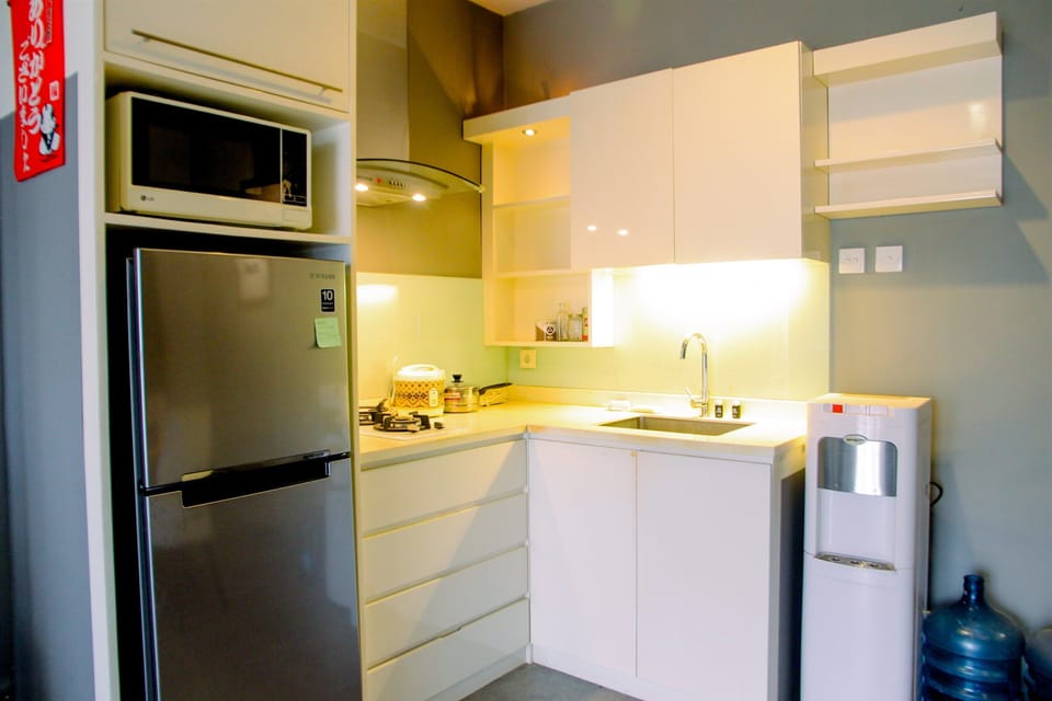 Room | Private kitchenette | Fridge, microwave, stovetop, electric kettle