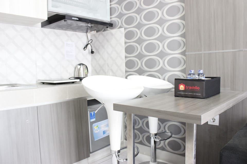 Room | Private kitchenette | Fridge, stovetop, electric kettle, cookware/dishes/utensils