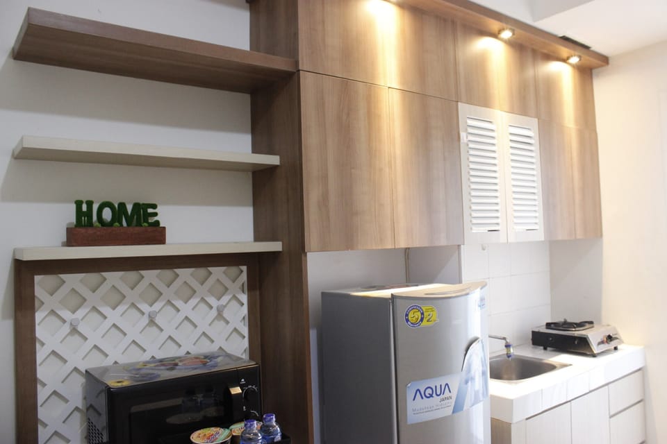 Room | Private kitchenette | Fridge, stovetop, electric kettle, cookware/dishes/utensils