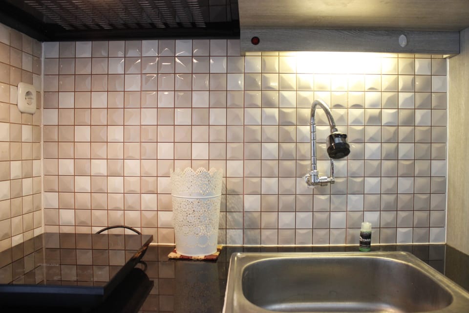 Room | Private kitchen | Fridge, stovetop, cookware/dishes/utensils